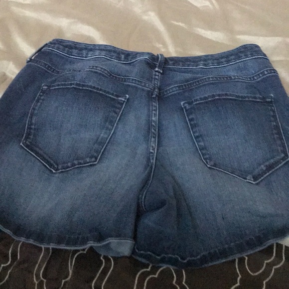 Shorts - Picture 3 of 3
